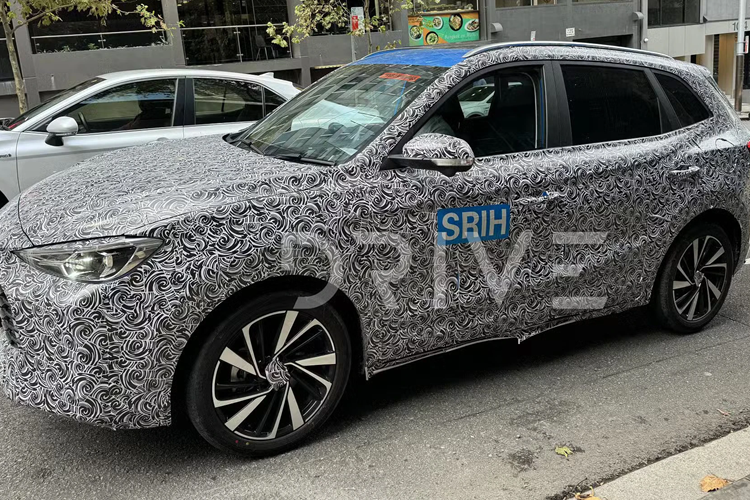 MG ZS 2025 hứa hẹn sẽ được cung cấp các biến thể chạy xăng, điện và hybrid. Để tham khảo, MG ZS 2025 bản chạy điện hiện tại sử dụng bộ pin 50.3 kWh, kết hợp cùng động cơ điện cho công suất 130kW và mô-men xoắn 280Nm.