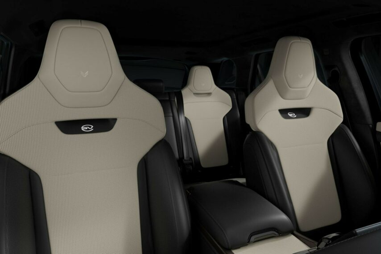 Mẫu xe này cũng có nhiều chi tiết được làm vật liệu bằng sợi carbon bao gồm mui xe, ống xả, logo và mâm xe. Những chi tiết này được kết hợp bởi nội thất hai tông màu với viền gỗ Natural Cream Ash Burr. Phiên bản cuối cùng được biết đến là Sol Curation tôn vinh mặt trời.