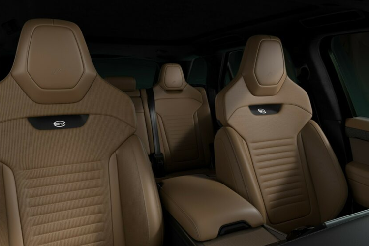 Khoang nội thất của xe được bọc da Ebony và Lunar Windsor cũng như các chi tiết trang trí bằng sợi carbon. Tiếp đến chính là phiên bản Vega Curation được đặt theo tên một ngôi sao trong chòm sao Lyra và có diện mạo màu xanh Verrier nhằm tôn vinh nhà thiên văn học người Pháp Urban La Verrier.