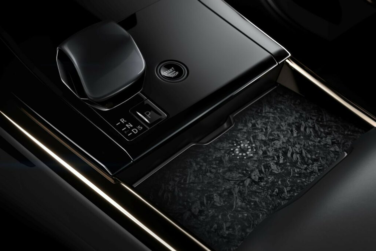 Chính vì vậy, mẫu xe sở hữu màu sơn ngoại thất màu vàng Aurora với mui màu đen tương phản, bộ mâm xe màu đen và bộ cùm phanh màu đen. Mẫu xe này cũng có các chi tiết bằng sợi carbon cũng như nội thất không bọc da với đường khâu tương phản nhằm tạo điểm nhấn cho xe.