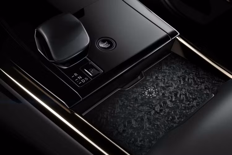 Chính vì vậy, mẫu xe sở hữu màu sơn ngoại thất màu vàng Aurora với mui màu đen tương phản, bộ mâm xe màu đen và bộ cùm phanh màu đen. Mẫu xe này cũng có các chi tiết bằng sợi carbon cũng như nội thất không bọc da với đường khâu tương phản nhằm tạo điểm nhấn cho xe.