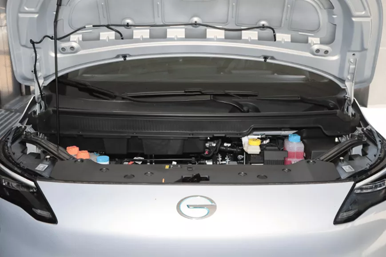 Đèn hậu LED trải dài hết đuôi xe cũng là đặc trưng của các dòng xe Trung Quốc ngày nay. Hơn nữa, phần dưới được trang trí bằng viền chrome màu bạc.