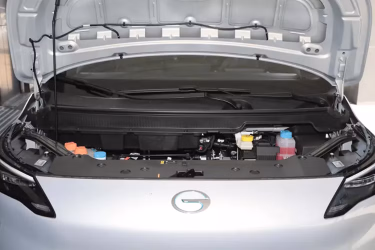 Đèn hậu LED trải dài hết đuôi xe cũng là đặc trưng của các dòng xe Trung Quốc ngày nay. Hơn nữa, phần dưới được trang trí bằng viền chrome màu bạc.