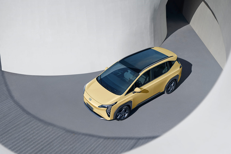 Nội thất nổi bật với buồng lái thông minh ADiGO Space của GAC và đi kèm bảng đồng hồ LCD toàn bộ 10,25 inch, màn hình điều khiển trung tâm 14,6 inch và vô lăng ba chấu bọc da. Hệ thống âm thanh bao gồm sáu loa và hỗ trợ hát karaoke trên ô tô.