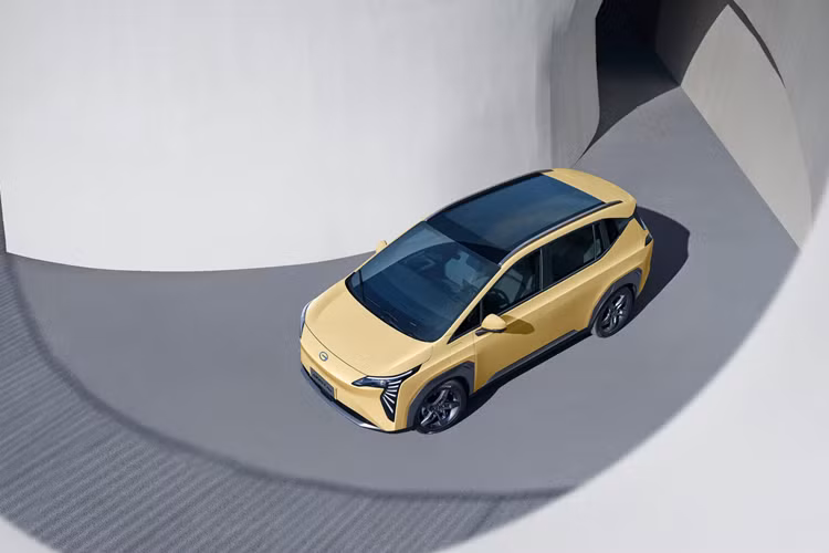 Nội thất nổi bật với buồng lái thông minh ADiGO Space của GAC và đi kèm bảng đồng hồ LCD toàn bộ 10,25 inch, màn hình điều khiển trung tâm 14,6 inch và vô lăng ba chấu bọc da. Hệ thống âm thanh bao gồm sáu loa và hỗ trợ hát karaoke trên ô tô.