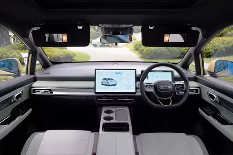 Xe nằm trên nền tảng AEP 2.0, có kích thước 4535/1870/1650 mm và chiều dài cơ sở 2750 mm. Về ngoại thất, mặt trước bắt mắt với đèn pha giống như lông mi. Ở phía sau, phía trên được trang bị cánh lướt gió và đèn phanh gắn trên cao.