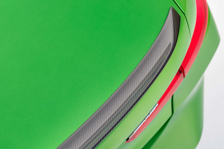 Về nội thất, xe được trang bị vô lăng bọc da Alcantara M ba chấu đáy phẳng được thiết kế lại. Các phần chấu vô lăng được chỉnh sửa lại, đồng thời vô lăng cũng được đánh dấu vạch đỏ ở tâm. M3 2025 được trang bị phần mềm thông tin giải trí mới nhất của BMW với phiên bản 8.5 giúp đơn giản hóa việc điều khiển hệ thống điều hòa tự động.