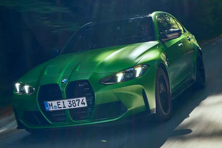 Đối với phiên bản BMW M3 và M3 Competition dẫn động cầu sau, BMW đã không tăng công suất động cơ 6 xi-lanh thẳng hàng 3.0 lít tăng áp kép S58 cho hai mẫu sedan này, tiếp tục tạo ra công suất lần lượt là 473 mã lực và 503 mã lực.