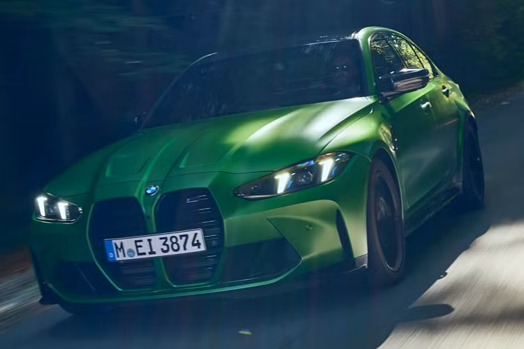 Đối với phiên bản BMW M3 và M3 Competition dẫn động cầu sau, BMW đã không tăng công suất động cơ 6 xi-lanh thẳng hàng 3.0 lít tăng áp kép S58 cho hai mẫu sedan này, tiếp tục tạo ra công suất lần lượt là 473 mã lực và 503 mã lực.