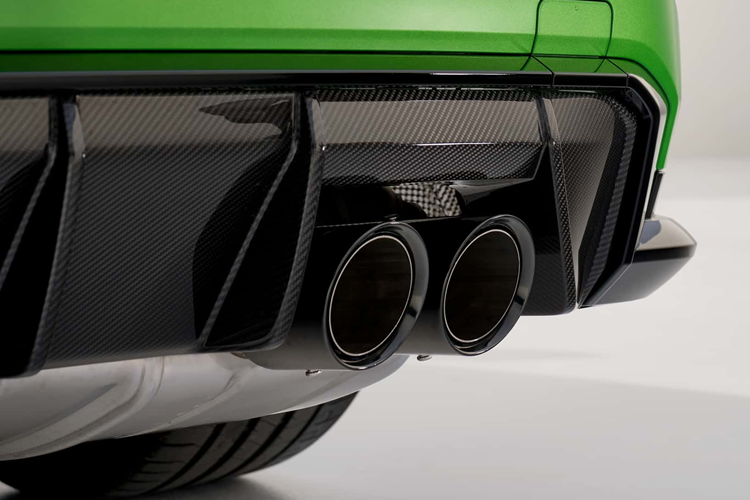 BMW cho biết mẫu sedan M3 2025 sẽ được mở bán vào tháng 7. Tại thị trường Mỹ, giá bán của thế hệ mới sẽ bằng với thế hệ hiện tại đối với phiên bản M3 thông thường, tuy nhiên sẽ có sự chênh lệch về phần phụ phí.