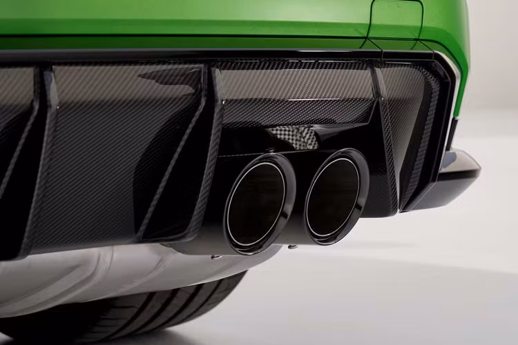 BMW cho biết mẫu sedan M3 2025 sẽ được mở bán vào tháng 7. Tại thị trường Mỹ, giá bán của thế hệ mới sẽ bằng với thế hệ hiện tại đối với phiên bản M3 thông thường, tuy nhiên sẽ có sự chênh lệch về phần phụ phí.