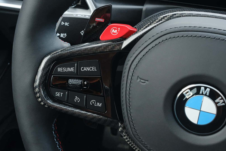 Ở bên ngoài, M3 2025 có đèn pha LED mới và logo M3 nổi bật trên lưới tản nhiệt của xe. Bộ đèn mới có chùm sáng thấp và cao trong một mô-đun duy nhất và có hai dải đèn LED hình mũi tên cho đèn chạy ban ngày và đèn báo rẽ. BMW trang bị cho xe bộ mâm thể thao M 825M với màu bạc sáng mới.