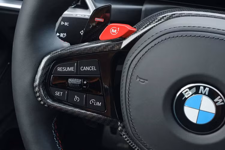 Ở bên ngoài, M3 2025 có đèn pha LED mới và logo M3 nổi bật trên lưới tản nhiệt của xe. Bộ đèn mới có chùm sáng thấp và cao trong một mô-đun duy nhất và có hai dải đèn LED hình mũi tên cho đèn chạy ban ngày và đèn báo rẽ. BMW trang bị cho xe bộ mâm thể thao M 825M với màu bạc sáng mới.