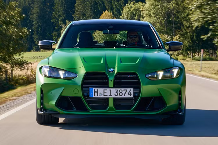 Với phiên bản BMW M3 Competition 2025 mới dẫn động 4 bánh, mẫu xe đã được BMW nâng cấp thêm công suất 20 mã lực so với phiên bản tiền nhiệm. Hãng đã tinh chỉnh lại hệ thống quản lý động cơ của M3 Competition xDrive để tăng công suất lên 523 mã lực.