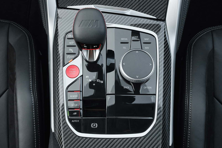 Xe được trang bị cùm phanh 6 piston phía trước và 1 piston phía sau và có thêm tùy chọn phanh gốm M Carbon tùy chọn có trọng lượng nhẹ hơn so với đĩa phanh tiêu chuẩn.