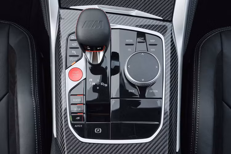 Xe được trang bị cùm phanh 6 piston phía trước và 1 piston phía sau và có thêm tùy chọn phanh gốm M Carbon tùy chọn có trọng lượng nhẹ hơn so với đĩa phanh tiêu chuẩn.