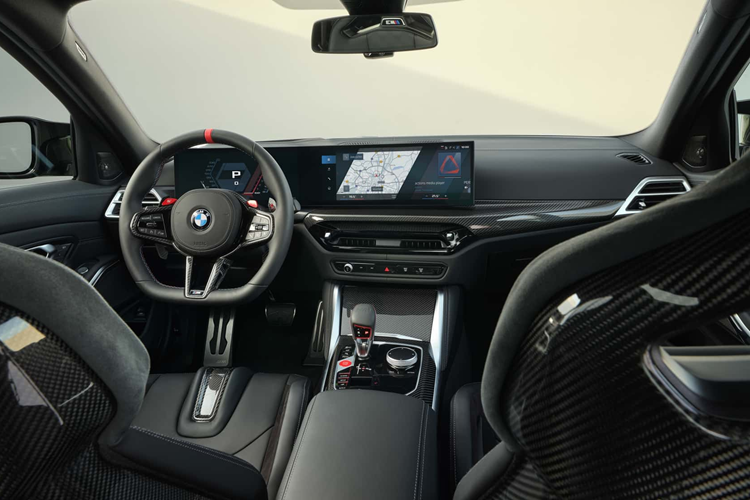 Cả ba mẫu xe này đều có khả năng đạt tốc độ tối đa 250 km/h, tuy nhiên nếu người dùng lựa chọn gói thể thao M Driver’s Package. Đối với phiên bản Competition, xe được trang bị hộp số tự động tám cấp, tuy nhiên M3 dẫn động cầu sau lại được trang bị tiêu chuẩn với hộp số sàn sáu cấp.