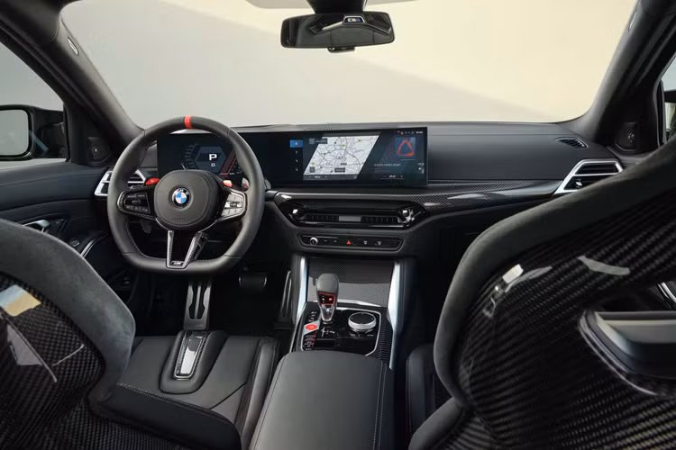 Cả ba mẫu xe này đều có khả năng đạt tốc độ tối đa 250 km/h, tuy nhiên nếu người dùng lựa chọn gói thể thao M Driver’s Package. Đối với phiên bản Competition, xe được trang bị hộp số tự động tám cấp, tuy nhiên M3 dẫn động cầu sau lại được trang bị tiêu chuẩn với hộp số sàn sáu cấp.