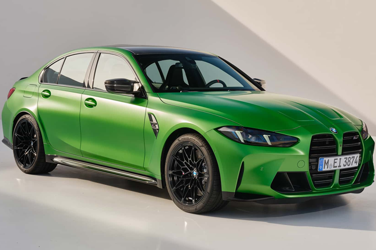 Dòng xe BMW M3 hiệu năng cao mang tính biểu tượng nhất của BMW đã được nâng cấp với loạt chi tiết mới như đèn chiếu sáng được thiết kế lại và các chi tiết nội thất được tinh chỉnh đem lại trải nghiệm cao cấp hơn cho người dùng.