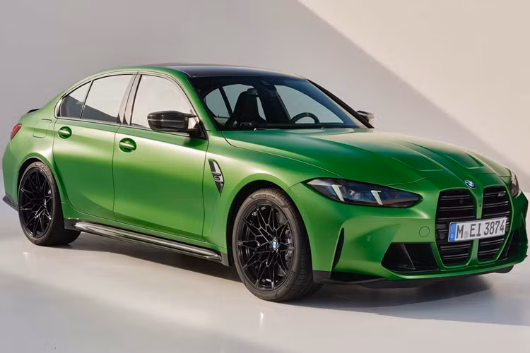 Dòng xe BMW M3 hiệu năng cao mang tính biểu tượng nhất của BMW đã được nâng cấp với loạt chi tiết mới như đèn chiếu sáng được thiết kế lại và các chi tiết nội thất được tinh chỉnh đem lại trải nghiệm cao cấp hơn cho người dùng.