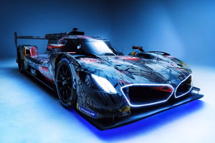 Chiếc xe nghệ thuật BMW M Hybrid V8 sẽ được trưng bày tại Concorso d’Eleganza Villa d’Este ở Hồ Como, Ý trước khi tham gia cuộc đua 24 giờ lịch sử vào ngày 15 tháng 6. Chiếc xe số 20 sẽ được lái bởi các tay đua như Sheldon van der Linde, Robin Frijns và René Rast.