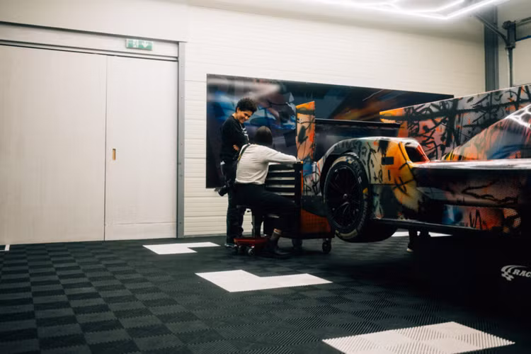 Mehretu đã sử dụng bức tranh “Everywhen” của mình làm nguồn cảm hứng cho thiết kế, biến đổi mô hình hai chiều thành các đường họa tiết 3D của BMW M Hybrid V8.