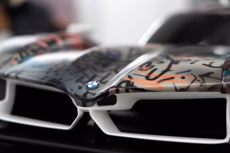 Cô chia sẻ: “Trong studio nơi tôi có mẫu mô hình và xe BMW M Hybrid V8, tôi chỉ ngồi trước bức tranh và nghĩ rằng điều gì sẽ xảy ra nếu chiếc xe này đi qua bức tranh đó và được nhuốm lên những họa tiết này”.