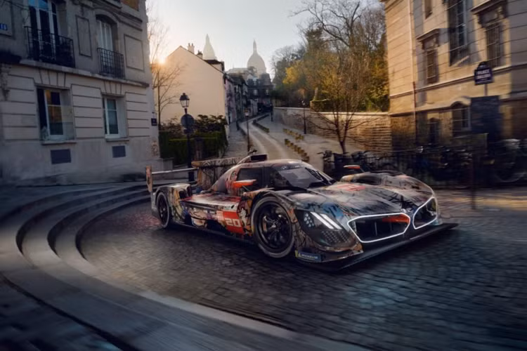 Chiếc BMW M Hybrid V8 số 20 chính là chiếc BMW Art Car thứ 20 từng được sản xuất và chiếc xe đã ra mắt lần đầu tiên tại Trung tâm Pompidou, Paris, Pháp.