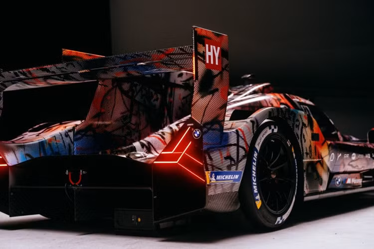 Chiếc xe sở hữu lớp áo độc đáo được thiết kế bởi nữ nhà thiết kế Julie Mehretu. Tên của cô được thêm vào danh sách các nghệ sĩ đã cống hiến tài năng của mình cho chương trình Art Car của BMW bao gồm những nghệ sĩ vĩ đại như Andy Warhol, Roy Lichtenstein và Jeff Koons.