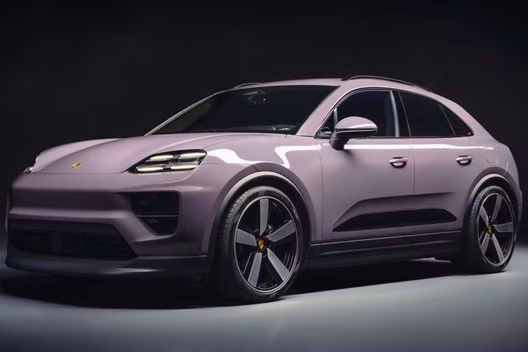 Không những vậy, Porsche Macan còn có tùy chọn bộ mâm đặc biệt với các cánh gió khí động học được làm từ sợi carbon với mức giá lên đến 7.410 USD (66 triệu đồng). Các tùy chọn nội thất của Macan EV 2024 cũng rất phong phú. Khách hàng có thể lựa chọn ghế ngồi bọc da với các màu sắc đen, nâu, be hoặc đỏ.