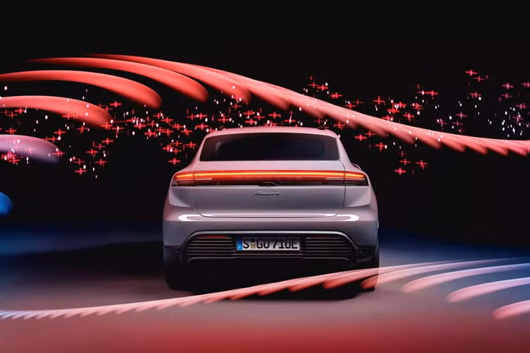 Porsche Macan EV được phát triển dựa trên nền tảng khung gầm Premium Platform Electric (PPE) hoàn toàn mới, chia sẻ với Audi Q6 thuần điện. Macan 4 có công suất 402 mã lực và mô-men xoắn 648 Nm. Xe có thể tăng tốc từ 0-100 km/h trong vòng 4,9 giây, trước khi đạt tốc độ tối đa 219 km/h.