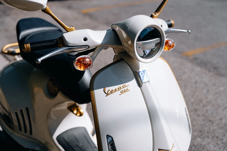 Được thiết kế riêng cho thị trường Mỹ với số lượng giới hạn 60 chiếc, xe ga Vespa 946 Christian Dior cũng được tinh chỉnh lại một số chi tiết ngoại thất để đáp ứng các quy định về an toàn.