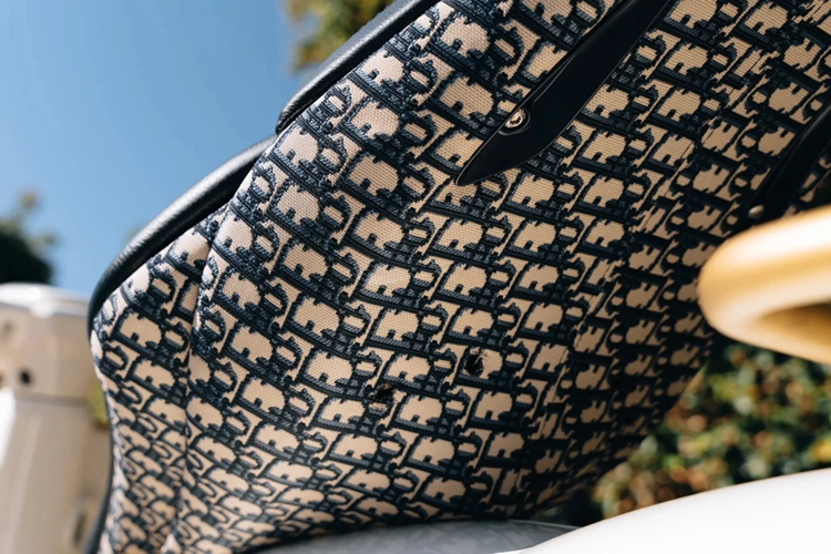 Móc treo vật dụng tại khu vực để chân cũng được thiết kế tinh tế với họa tiết chữ C và D, tên viết tắt của hãng thời trang Christian Dior. Mặt dưới bộ yên đôi của chiếc Vespa 946 là các họa tiết monogram Dior Oblique đặc trưng của thương hiệu thời trang đến từ Paris, Pháp.