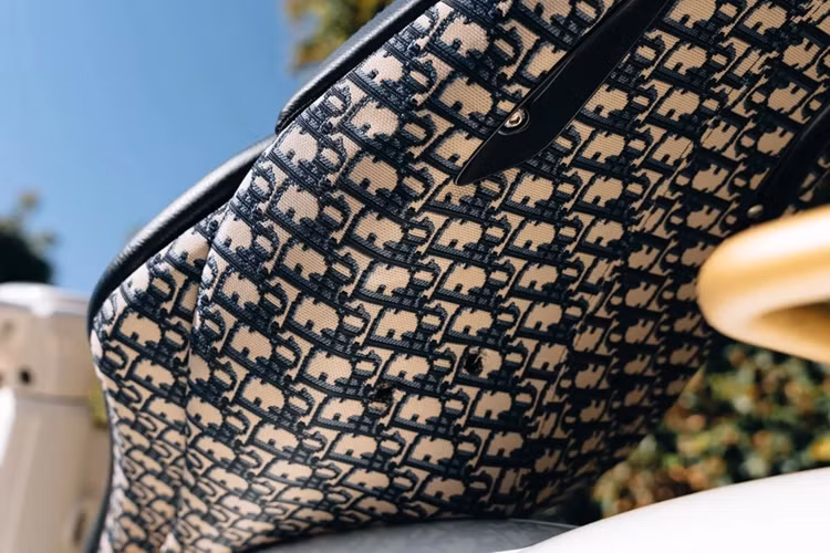 Móc treo vật dụng tại khu vực để chân cũng được thiết kế tinh tế với họa tiết chữ C và D, tên viết tắt của hãng thời trang Christian Dior. Mặt dưới bộ yên đôi của chiếc Vespa 946 là các họa tiết monogram Dior Oblique đặc trưng của thương hiệu thời trang đến từ Paris, Pháp.