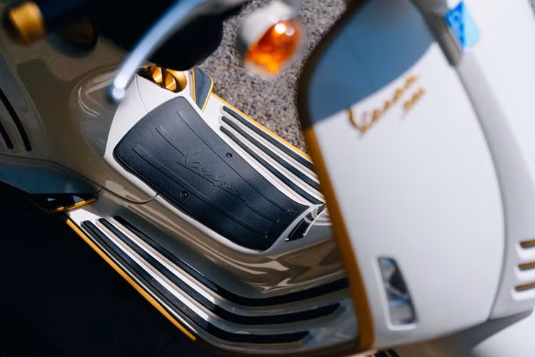 Khác với thị trường Việt Nam, Vespa 946 Christian Dior tại Mỹ được trang bị động cơ 155 cc, công suất hơn 13 mã lực thay vì động cơ 125 cc hơn 11 mã lực.