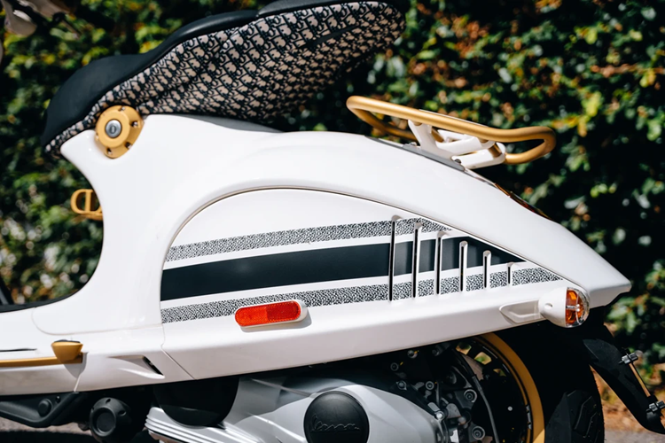 Nổi bật trên nước sơn trắng của chiếc Vespa 946 Christian Dior là các chi tiết có màu vàng đồng như tay ga, cụm phím chức năng, baga phía sau...