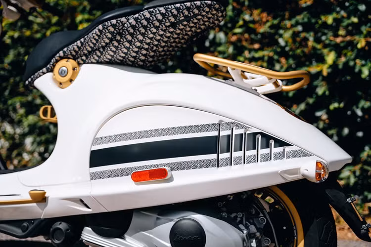 Nổi bật trên nước sơn trắng của chiếc Vespa 946 Christian Dior là các chi tiết có màu vàng đồng như tay ga, cụm phím chức năng, baga phía sau...