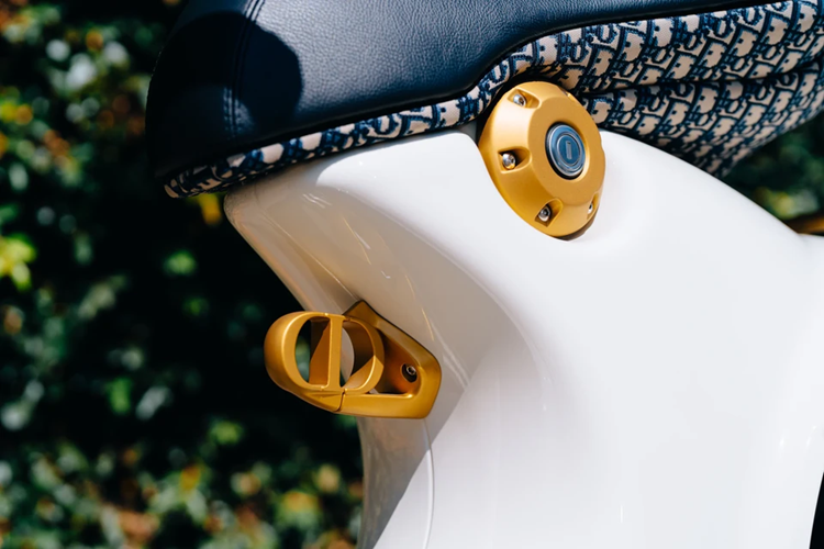 Hiện tại, mẫu scooter phiên bản giới hạn 60 chiếc này đang được một đại lý siêu xe tại Mỹ rao bán, mức giá xe Vespa 946 Christian Dior này được công bố là 64.900 USD (khoảng 1,554 tỷ đồng), đắt hơn cả sedan Toyota Camry 2024 bản 2.5 HEV Top giá 1,53 tỷ tại Việt Nam.