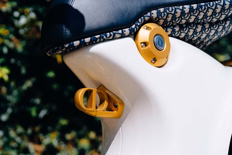 Hiện tại, mẫu scooter phiên bản giới hạn 60 chiếc này đang được một đại lý siêu xe tại Mỹ rao bán, mức giá xe Vespa 946 Christian Dior này được công bố là 64.900 USD (khoảng 1,554 tỷ đồng), đắt hơn cả sedan Toyota Camry 2024 bản 2.5 HEV Top giá 1,53 tỷ tại Việt Nam.