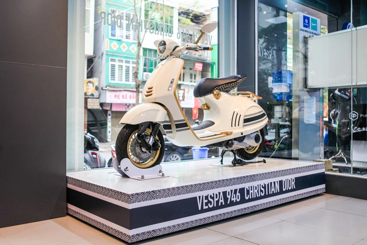 Tại Việt Nam, chiếc Vespa 946 Christian Dior phiên bản 125 cc từng được chào bán vào năm 2022 với giá chính hãng khoảng 700 triệu đồng, tuy nhiên mức giá bán lại có thể lên đến 1,5 - 1,6 tỷ đồng và lên đến 2 tỷ đồng với bản nhập tư nhân.