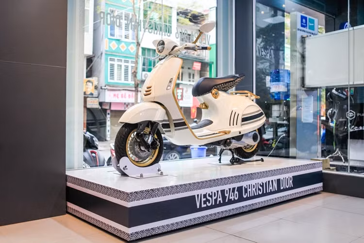 Tại Việt Nam, chiếc Vespa 946 Christian Dior phiên bản 125 cc từng được chào bán vào năm 2022 với giá chính hãng khoảng 700 triệu đồng, tuy nhiên mức giá bán lại có thể lên đến 1,5 - 1,6 tỷ đồng và lên đến 2 tỷ đồng với bản nhập tư nhân.