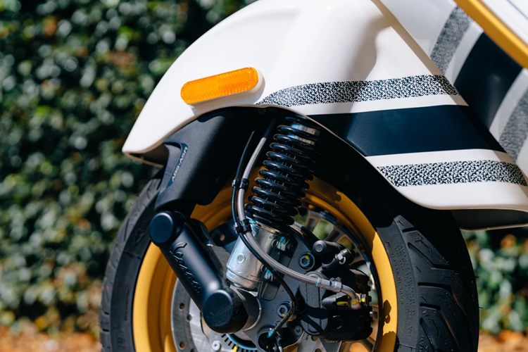 Cụ thể, cụm đèn tín hiệu rẽ trước và sau được nằm tách rời thay vì tích hợp vào trong cụm đèn trước/sau. Vè trước và thân xe cũng bổ sung các tấm phản quang.