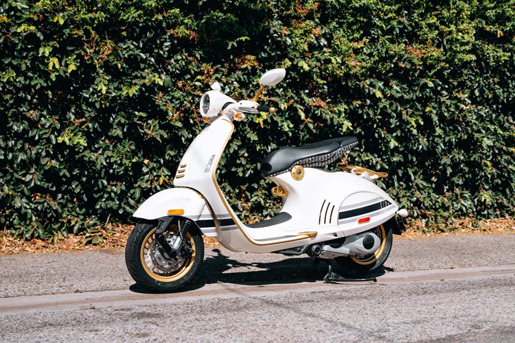 Được mở bán vào năm 2021, Vespa 946 Christian Dior bản đặc biệt của mẫu scooter cao cấp Vespa 946 kết hợp cùng nhà mốt Christian Dior, đánh dấu 75 năm thành lập của cả 2 thương hiệu này.