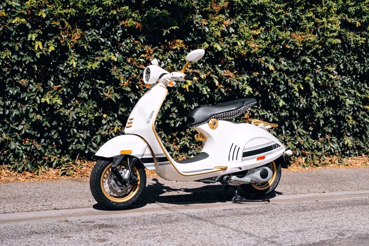 Được mở bán vào năm 2021, Vespa 946 Christian Dior bản đặc biệt của mẫu scooter cao cấp Vespa 946 kết hợp cùng nhà mốt Christian Dior, đánh dấu 75 năm thành lập của cả 2 thương hiệu này.