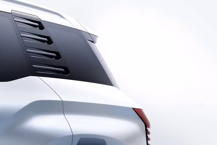 Và để cho giới mộ điệu dễ hình dung ra thiết kế của mẫu SUV Mitsubishi Xforce ba hàng ghế mới, các hoạ sỹ của Top Gear Philippines đã phác hoạ thiết kế ngoại thất của xe. Theo Top Gear Philippines, mẫu SUV ba hàng ghế sẽ có thân xe dài hơn, giống như một mẫu wagon hơn Xforce. Không có gì ngạc nhiên nếu xe có cùng chiều dài cơ sở với Xpander.