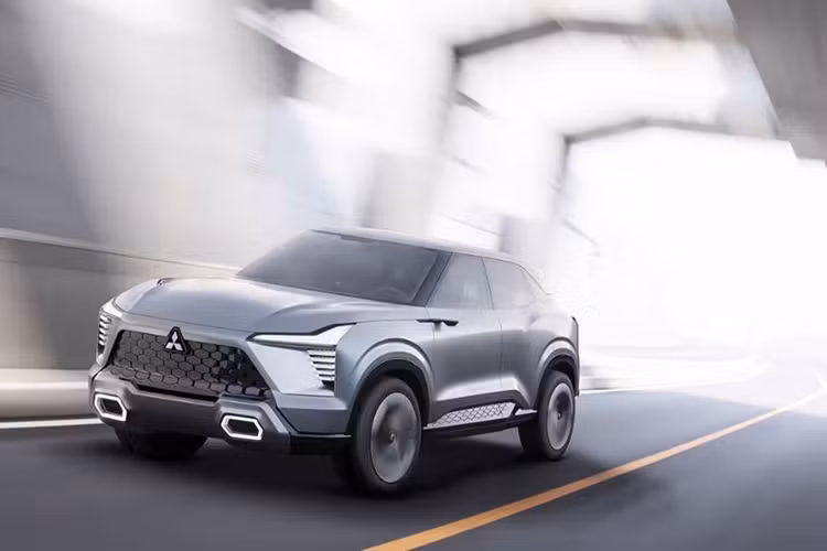 Rất có thể xe sẽ giữ nguyên hệ thống treo MacPherson phía trước và dầm xoắn phía sau, giúp giải phóng không gian ở phía sau cho hàng ghế thứ ba của mẫu SUV Mitsubishi Xforce phiên bản 7 chỗ.