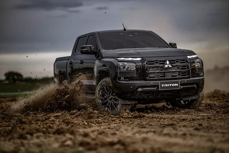 Thứ hai là động cơ diesel MIVEC tăng áp kép, dung tích 2.4L với công suất tối đa 204 mã lực và mô-men xoắn cực đại 470 Nm. Các động cơ của xe sẽ đi kèm với hộp số sàn 6 cấp hoặc tự động 6 cấp.