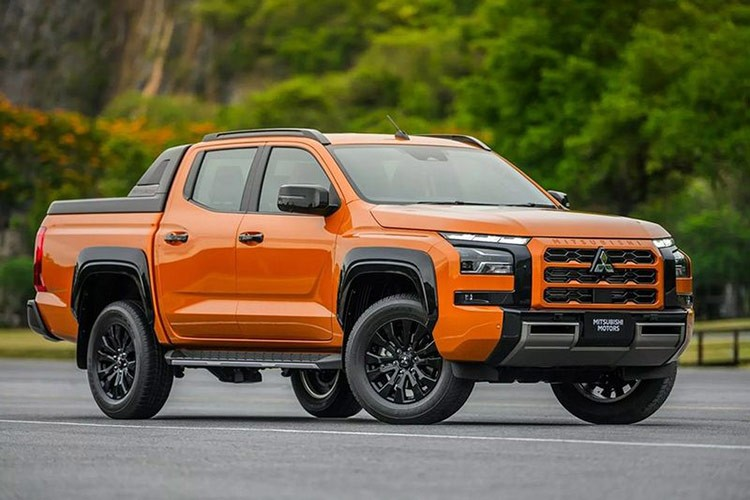 Đầu xe của Mitsubishi Triton 2025 vẫn được thiết kế theo ngôn ngữ Dynamic Shield, thể hiện qua nẹp hình chữ "C" ngược ở hai bên lưới tản nhiệt, ghép lại thành hình chữ "X". Bên cạnh đó là cụm đèn 2 tầng với dải đèn LED định vị ban ngày nằm trên và đèn pha được đặt bên dưới.