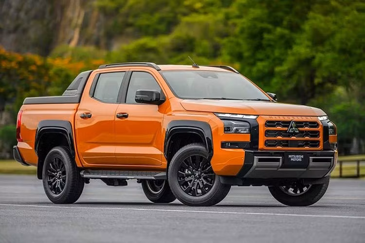 Đầu xe của Mitsubishi Triton 2025 vẫn được thiết kế theo ngôn ngữ Dynamic Shield, thể hiện qua nẹp hình chữ "C" ngược ở hai bên lưới tản nhiệt, ghép lại thành hình chữ "X". Bên cạnh đó là cụm đèn 2 tầng với dải đèn LED định vị ban ngày nằm trên và đèn pha được đặt bên dưới.