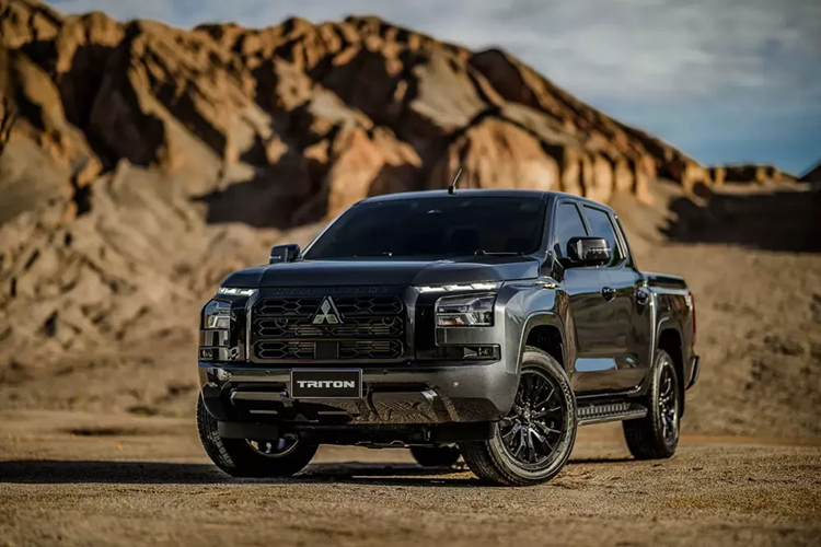 Ưu đãi dành cho khách hàng đặt trước bao gồm 10 lần thay thế miễn phí dầu động cơ và lọc nhớt chính hãng trong 5 năm hoặc 100.000 km (tùy điều kiện nào đến trước). Bên cạnh đó, Mitsubishi lần đầu tiên áp dụng gói bảo hành tiêu chuẩn 5 năm hoặc 150.000 km (tùy điều kiện nào đến trước) cho khách hàng mua Triton mới tại Việt Nam.